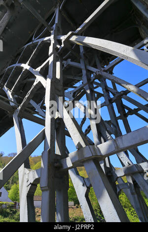 Il famoso ponte di ferro sul fiume Severn di Ironbridge, Shropshire, Inghilterra, Regno Unito. Parte dell'UNESCO Ironbridge Gorge Sito Patrimonio Mondiale. Foto Stock