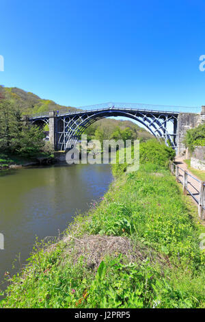 Il famoso ponte di ferro sul fiume Severn di Ironbridge, Shropshire, Inghilterra, Regno Unito. Parte dell'UNESCO Ironbridge Gorge Sito Patrimonio Mondiale. Foto Stock