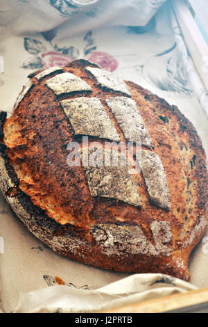 Una pagnotta di pane artigianale in una rustica tradizionale panetteria. Foto Stock