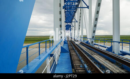 Ponte ferroviario attraverso il fiume Yuribey sulla Penisola di Yamal con una lunghezza di 3,9 chilometri. È il ponte più lungo del mondo al di sopra del ci di artico Foto Stock