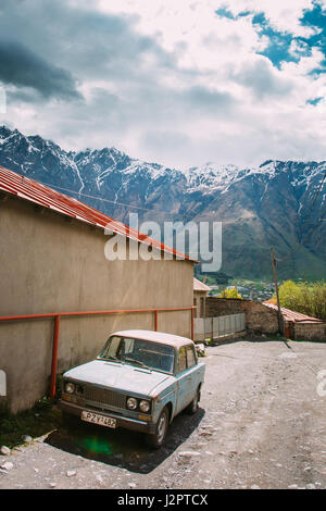 Stepantsminda Gergeti, Georgia - 23 Maggio 2016: Russo vecchio arrugginito VAZ-2106 Zhiguli berlina auto il parcheggio sulla strada del villaggio. La popolarissima auto, era in Foto Stock