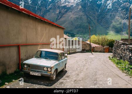 Stepantsminda Gergeti, Georgia - 23 Maggio 2016: Russo vecchio arrugginito VAZ-2106 Zhiguli berlina auto il parcheggio sulla strada del villaggio. La popolarissima auto, era in Foto Stock