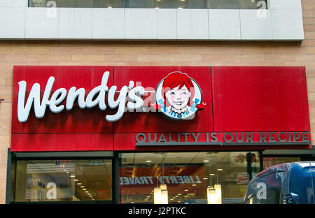 Il segno al di sopra di un ingresso ad un Wendy's ristorante fast food nel centro cittadino di Manhattan. Foto Stock