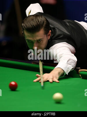 Mark Selby durante il giorno sedici del Betfred Snooker Campionati del mondo al Crucible Theatre, Sheffield. Foto Stock