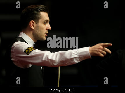 Mark Selby e John Higgins talk durante il giorno sedici del Betfred Snooker Campionati del mondo al Crucible Theatre, Sheffield. Foto Stock