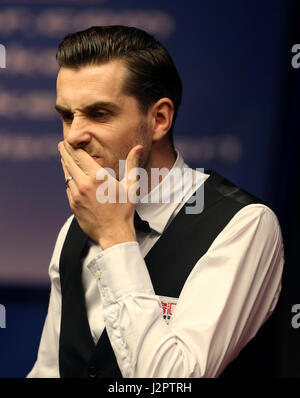 Mark Selby reagire durante il giorno sedici del Betfred Snooker Campionati del mondo al Crucible Theatre, Sheffield. Foto Stock