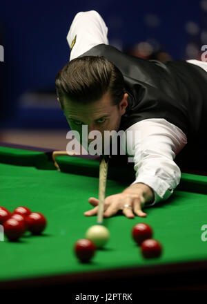 Mark Selby durante il giorno sedici del Betfred Snooker Campionati del mondo al Crucible Theatre, Sheffield. Foto Stock