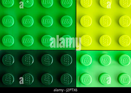 Tambov, Federazione Russa - Luglio 24, 2016 Quattro verde Lego le piastre di base. Full frame. Studio shot. Foto Stock