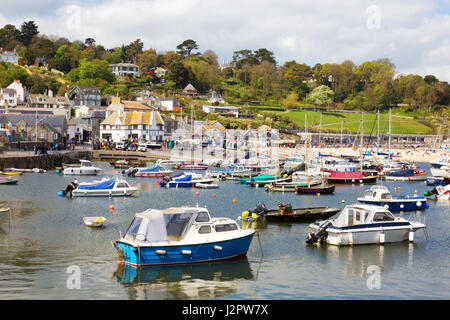 Il Dorset Paesaggio - barche nel porto su una soleggiata giornata di primavera in aprile, Lyme Regis Harbour, Lyme Regis Dorset Regno Unito Foto Stock