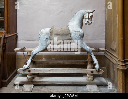 Xix secolo legno vecchio cavallo a dondolo giocattolo, Casa Bridehead Dorset Regno Unito Foto Stock