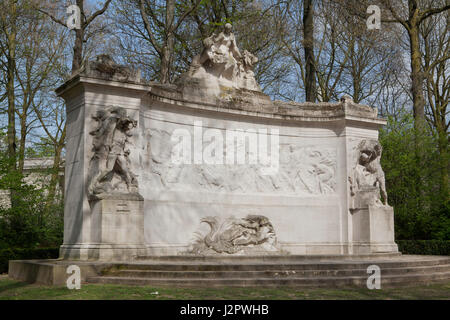 Monumento ai Caduti pionieri del Congo Belga (monumento aux pionniers belges au Congo) da scultore belga Thomas Vincotte (1921) nel Parc du Cinquantenaire (Jubelpark) a Bruxelles, in Belgio. Foto Stock