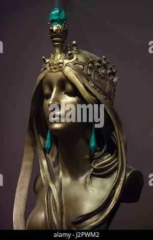 La natura. Art Nouveau in bronzo dorato statuetta progettata da artista ceco Alfons Mucha con malachite ornamenti eseguiti da scultore francese Emile Pinedo (1899-1900) sul display al Museo Reale di Belle Arti di Bruxelles, Belgio. Foto Stock