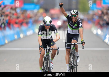 La dimensione del team di dati Serge Pauwels (sinistra) conquista la terza fase del Tour de Yorkshire come compagno di squadra Omar Fraile (destra) termina la seconda. Foto Stock