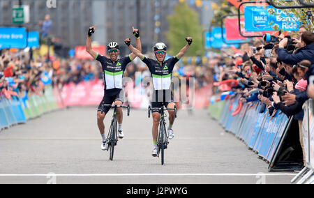 La dimensione del team di dati Serge Pauwels (destra) conquista la terza fase del Tour de Yorkshire come compagno di squadra Omar Fraile termina la seconda. Foto Stock