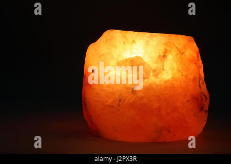 Il tè candela lampada sale isolato su nero Foto Stock