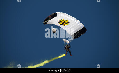 JOHANNESBURG, SUD AFRICA - Aprile 2017 - South African Defence Force delle forze speciali Parachute Foto Stock