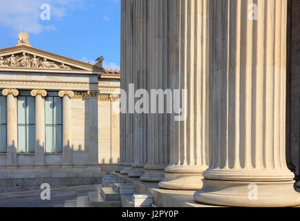 Classici pilastri in marmo sulla facciata di un edificio Foto Stock