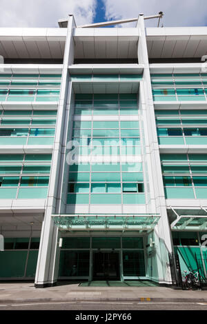 La parte anteriore esterna e ingresso della University College Hospital di Londra; la Elizabeth Garrett Anderson ala. Giornata soleggiata con cielo blu. Regno Unito. Foto Stock