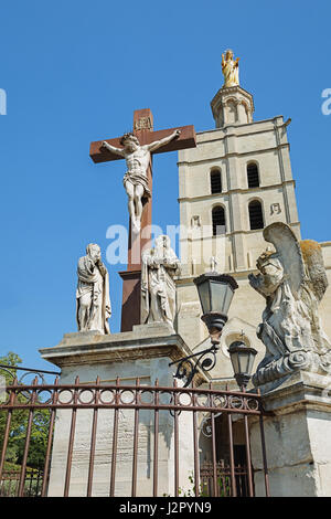 Avignon, Francia, 9 Settembre 2016: la rappresentazione biblica della crocifissione di Gesù per la Cattedrale di Avignone Foto Stock