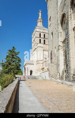 Avignon, Francia, 9 Settembre 2016: Cattedrale di Avignone accanto al palazzo papale ad Avignone Foto Stock