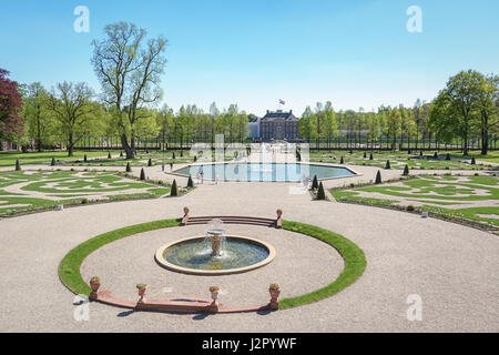Apeldoorn, Paesi Bassi, 8 Maggio 2016: Olandese giardino barocco del Loo Palace , un ex palazzo reale e ora un museo nazionale situato nell'outsk Foto Stock