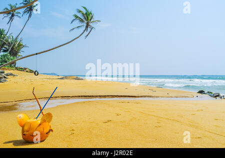 Le paradisiache di oceano costa di Boosa è il luogo piacevole in cui gustare la acqua di cocco e godetevi il suono delle onde, Boosa, Sri Lanka. Foto Stock