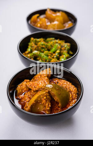 Foto di gruppo di sottaceti indiani come mango pickle , Limone pickle e peperoncino verde sottaceto, sarved in ciotole di ceramica, il fuoco selettivo Foto Stock