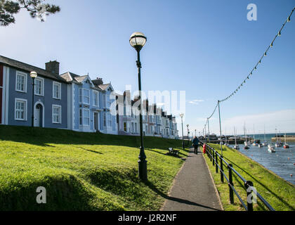 L'affascinante porto georgiano città di Aberaeron su Cardigan Bay costa, Ceredigion, il Galles occidentale con le barche a vela e barche da pesca nel porto. Foto Stock