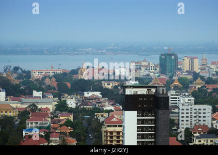 Phnom Penh city centre e sullo skyline - Cambogia il capitale che mostra il fiume Mekong dove incontra il fiume Tonle Sap Foto Stock