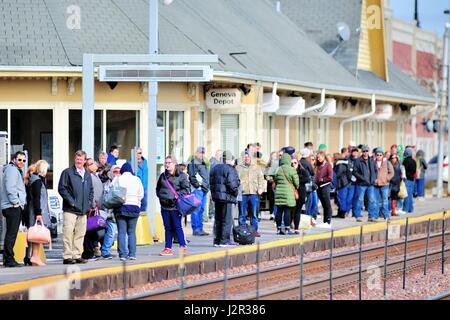 Ginevra, Illinois, Stati Uniti d'America. Pendolari in attesa di un Metra treno che li porterà a Chicago suburbana da Ginevra. Foto Stock