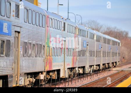 Ginevra, Illinois, Stati Uniti d'America. Un inbound Metra treno il trasporto pendolari a Chicago suburbana da Ginevra. Foto Stock