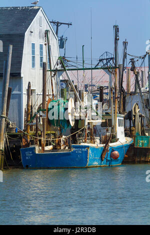 BELFORD, NEW JERSEY - 11 Aprile 2017: la pesca commerciale barche sono ancorate al Belford cooperativa di frutti di mare Foto Stock