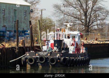 BELFORD, NEW JERSEY - 11 Aprile 2017: La piccola Toot rimorchiatore è ancorata al Belford cooperativa di frutti di mare Foto Stock