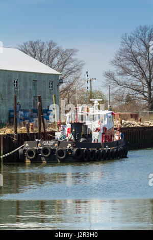 BelFORD, NEW JERSEY - 11 Aprile 2017: La piccola Toot rimorchiatore è ancorata al Belford cooperativa di frutti di mare Foto Stock