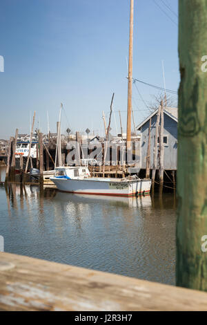 BELFORD, NEW JERSEY - 11 Aprile 2017: la pesca commerciale barche sono ancorate al Belford cooperativa di frutti di mare Foto Stock