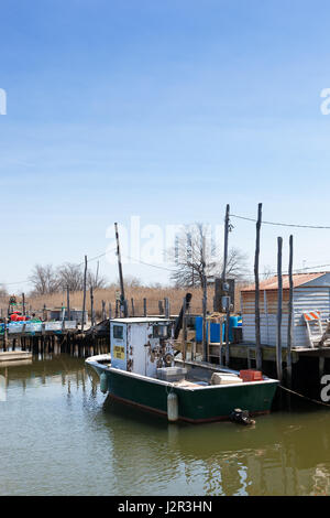 BELFORD, NEW JERSEY - 11 Aprile 2017: la pesca commerciale barche sono ancorate al Belford cooperativa di frutti di mare Foto Stock