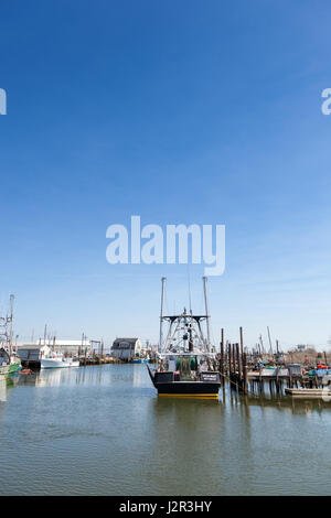 BELFORD, NEW JERSEY - 11 Aprile 2017: la pesca commerciale barche sono ancorate al Belford cooperativa di frutti di mare Foto Stock