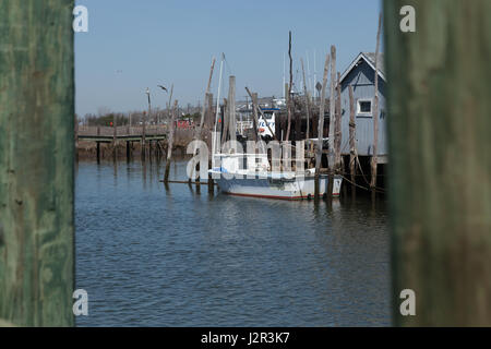 BELFORD, NEW JERSEY - 11 Aprile 2017: la pesca commerciale barche sono ancorate al Belford cooperativa di frutti di mare Foto Stock