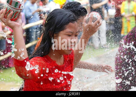 Etniche ragazze Marma partecipare su water festival in occasione del festival Baisabi. Si tratta di una parte del loro nuovo anno celebrazione. Rangamati, Bangladesh. Foto Stock