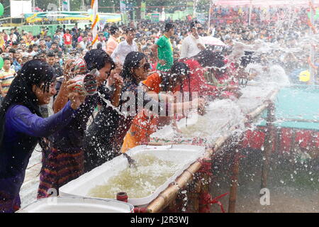 Etniche ragazze Marma partecipare su water festival in occasione del festival Baisabi. Si tratta di una parte del loro nuovo anno celebrazione. Rangamati, Bangladesh. Foto Stock