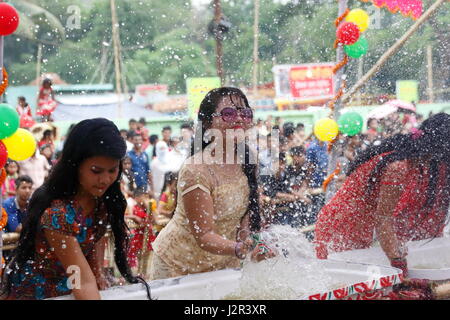 Etniche ragazze Marma partecipare su water festival in occasione del festival Baisabi. Si tratta di una parte del loro nuovo anno celebrazione. Rangamati, Bangladesh. Foto Stock