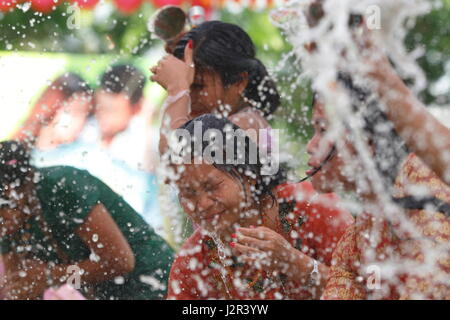 Etniche ragazze Marma partecipare su water festival in occasione del festival Baisabi. Si tratta di una parte del loro nuovo anno celebrazione. Rangamati, Bangladesh. Foto Stock