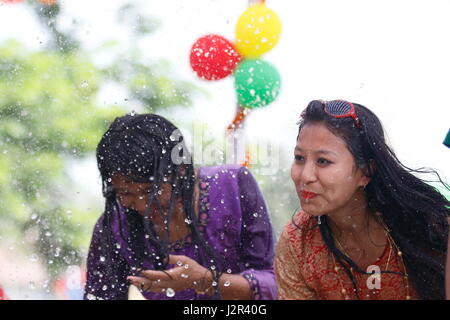 Etniche ragazze Marma partecipare su water festival in occasione del festival Baisabi. Si tratta di una parte del loro nuovo anno celebrazione. Rangamati, Bangladesh. Foto Stock