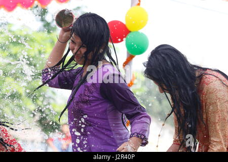 Etniche ragazze Marma partecipare su water festival in occasione del festival Baisabi. Si tratta di una parte del loro nuovo anno celebrazione. Rangamati, Bangladesh. Foto Stock