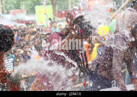 Etniche ragazze Marma partecipare su water festival in occasione del festival Baisabi. Si tratta di una parte del loro nuovo anno celebrazione. Rangamati, Bangladesh. Foto Stock