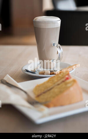 Cibo caffè e torta Victoria Sponge Cake Sweet curare pomeriggio trattare indulgenza Dessert Budino al forno di cottura piastra forcella relax Foto Stock