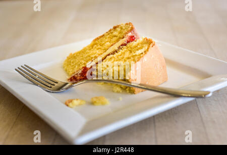 Cibo Victoria Sponge Cake parzialmente mangiato il Dessert budino di trattare dolce cotto al forno di cottura piastra forcella pomeriggio relax trattare indulgenza Foto Stock