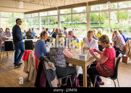 Diners gustando un pasto presso il ristorante sul lago in Newquay Cornwall.