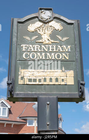 Farnham Common village segno, il Broadway, Beaconsfield Road, Farnham Common, Buckinghamshire, Inghilterra, Regno Unito Foto Stock