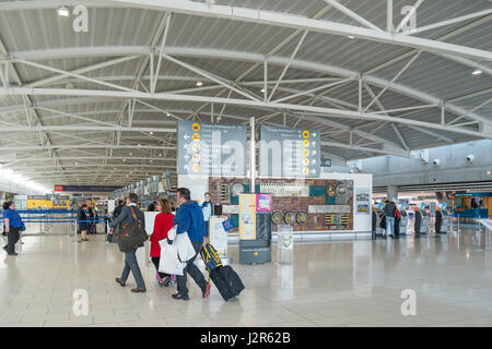 Interno del terminal di partenza, dall'Aeroporto Internazionale di Larnaca (LCA), Larnaca Larnaca District, Cipro Foto Stock